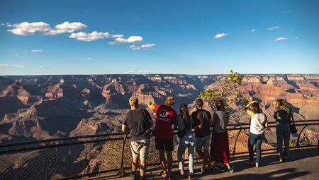 Travellers looking out over the majestic landscape of the Grand Canyon