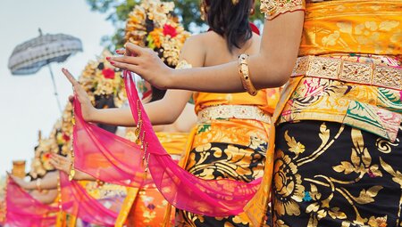 Balinese women in traditional dress