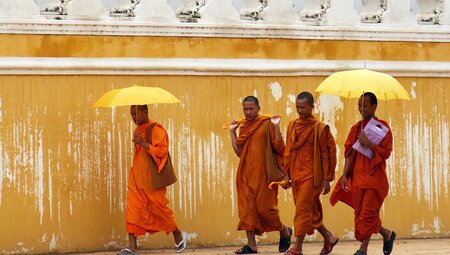 cambodia angkor wat monks