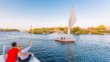 XEPN - Couple waving at passengers on another boat across the Nile river
