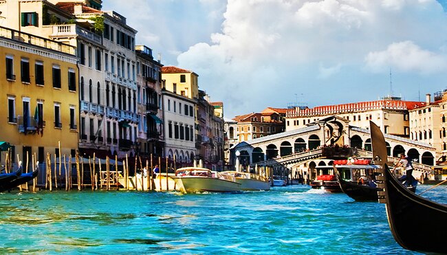 ZUMPC - View of the gondolas on the colourful Grand Canal