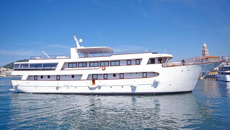 Aurora Boat Exterior