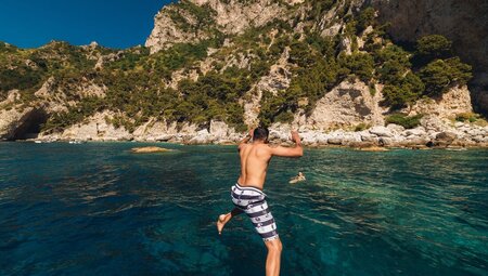 Jumping into the Tyrrhenian Sea off your boat to Capri Island