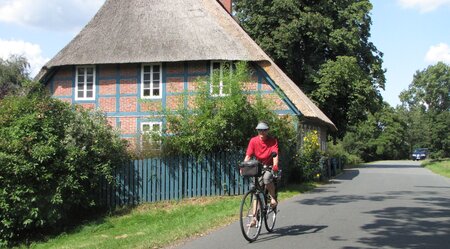 Lüneburger Heide Radfahrer vor Haus