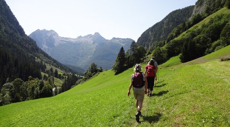 Wanderer mit Bergkulisse