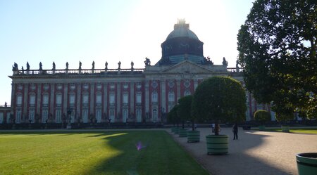 Schloss Sanssouci mit Sonne