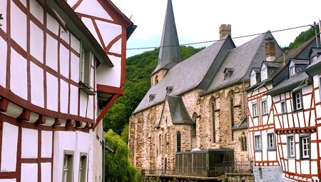 Lavakegel, Kraterseen und Geysire - Wanderungen in der Vulkaneifel