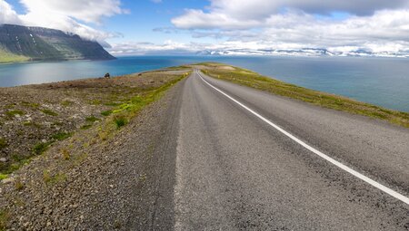 Islands Küsten und Fjorde mit Hotelkomfort erwandern