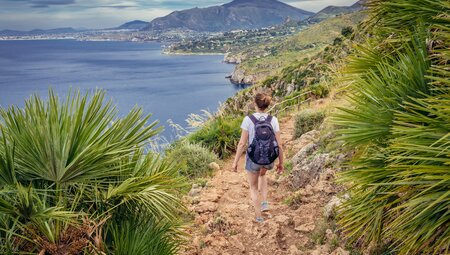 Wandern entlang der Küste Siziliens