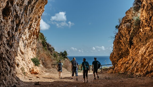 Sizilien - Wanderer am Meer