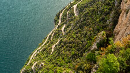 Gardasee - blühende Wiesen und Aussichtsberge