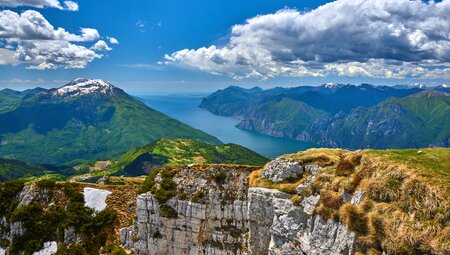 Gardasee - blühende Wiesen und Aussichtsberge