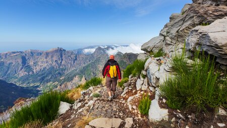 Wanderer mit Ausblick ins Nonnental Madeiras