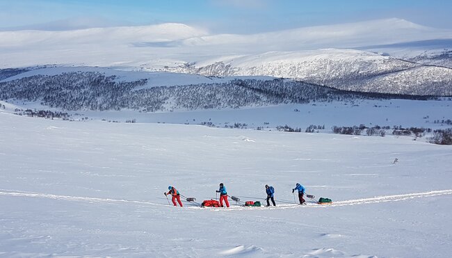 Schneeschuhwanderer mit Landschaft