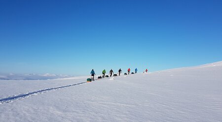 Schneeschuhwanderer am Berg