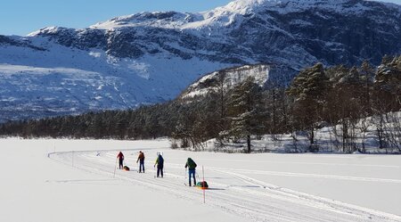 Skitourengänger in der Ebene