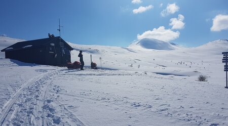 Pause bei einer Hütte in der Sonne