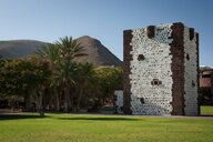 Turm vor dem Hotel Torre del Conde | © shutterstock_1740667475