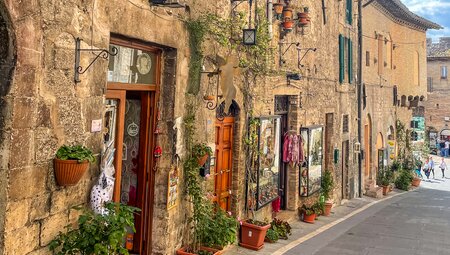 Gasse mit alten Häusern in Assisi, Italien