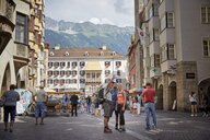 Altstadt von Innsbruck vor Bergpanorama