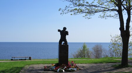 Riga bis St. Petersburg statue