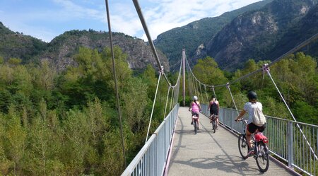 Losone Radtour über eine Brücke