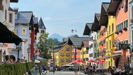 Innenstadt Kitzbühel mit Bergblick