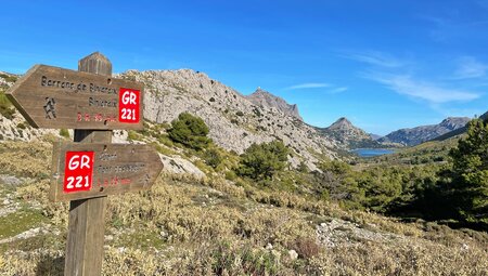 Wegweiser am Pass bei Soller