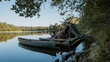 Holzfloß mit Gästen am Klarälven