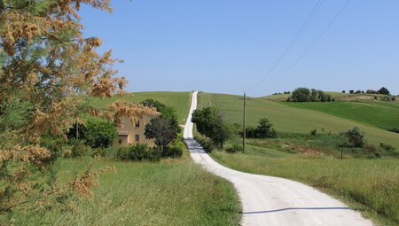 Schotterstraße in der Marken-Region, Italien