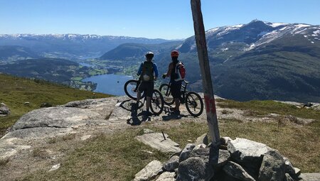 Blicke auf den Fjord mit MTB