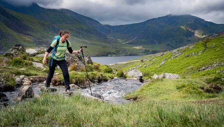 Wanderin in der Landschaft von Wales