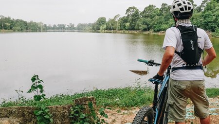 Radfahrer im Angkor Wat Komplex