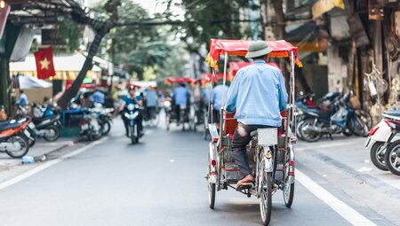 Traditionelles Rad auf den Straßen von Hanoi, Vietnam