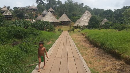 Kind im Emberá Dorf