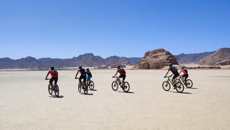 Radfahrer in Jordaniens Wüste