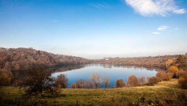 Lavakegel, Kraterseen und Geysire - Wanderungen in der Vulkaneifel