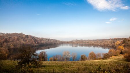 Lavakegel, Kraterseen und Geysire - Wanderungen in der Vulkaneifel