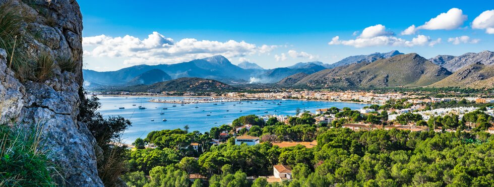 Blick auf die Bucht von Port de Pollenca auf Mallorca