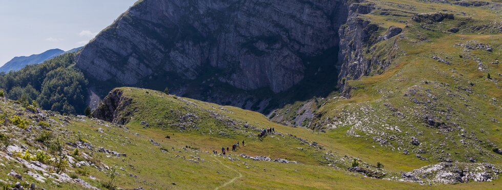 Wanderer auf dem Weg nach Lukomir, einem Bergdorf in Bosnien