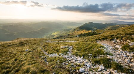 Wandern in Weinbergen, Höhlen und entlang der Küste Sloweniens