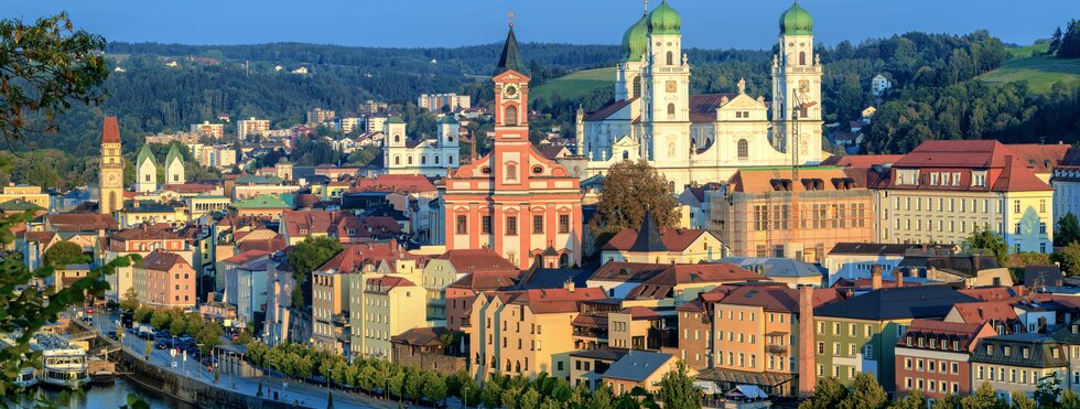 Panoramablick auf die Passauer Altstadt auf der Donau