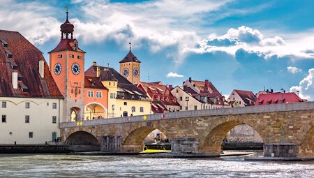 Von der alten Reichsstadt in die goldene Stadt: Regensburg - Prag