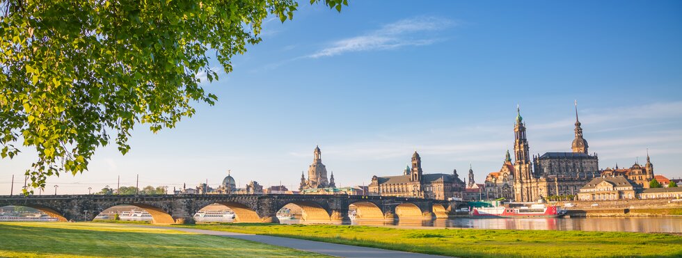 Elbe-Damm mit Blick auf die Hofkirche in Dresden