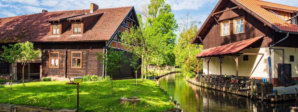 Landschaft mit Fließen der Spree im Spreewald