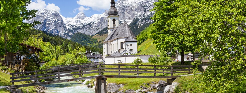 Kirche mit Bergpanorama in Ramsau