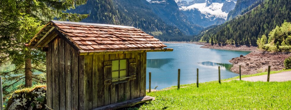 Blick auf Bergsee in Gosau