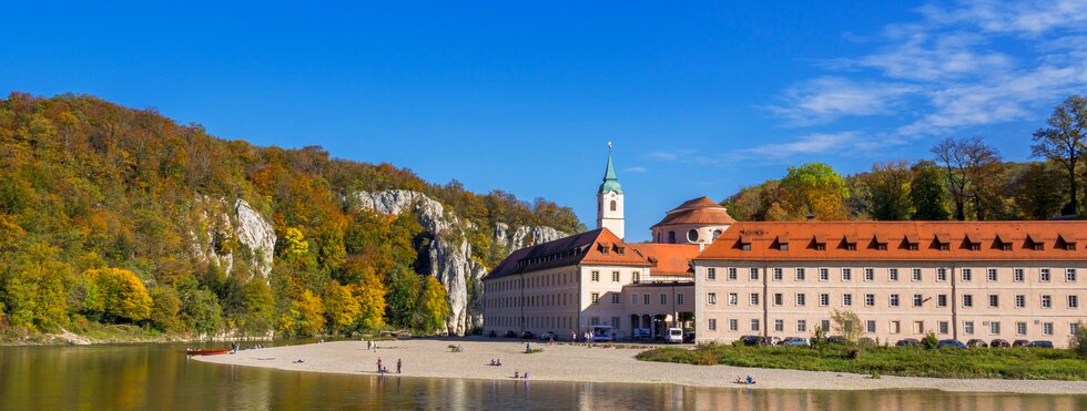 Blick auf das Kloster Weltenburg an der Donau bei Kelheim