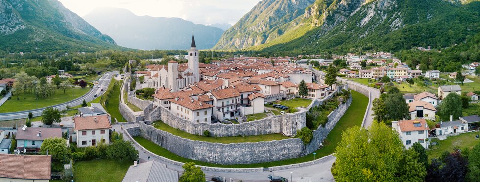Luftblick auf den Ort Venzone in Italien
