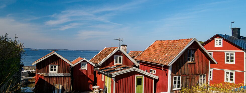 Typische rote Häuser auf der Insel Sandhamn